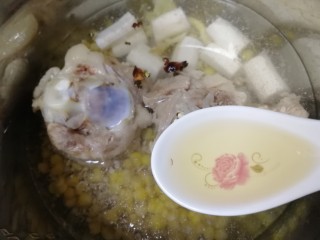 13、山药猪骨汤,加一汤匙料酒去腥。