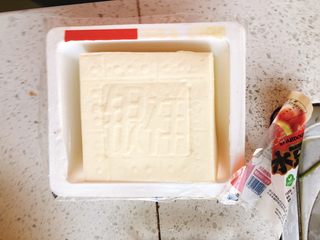 1、豆腐花哈汤,买来1块水豆腐。