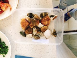 3、豆腐花哈汤,将花蛤洗干净备用。