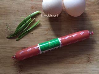 1、火腿蒜香鸡蛋卷,准备所需的食物材料:火腿肠、蒜叶、鸡蛋、生粉或班戟粉、盐