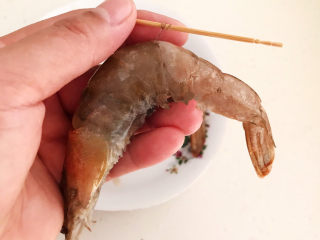 3、海带冬瓜汤,剪去虾脚，挑出虾线