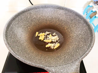 6、海带冬瓜汤,炒锅烧热后加入大豆色拉油，油烧热后加入鲜姜和蒜末，炒出香味