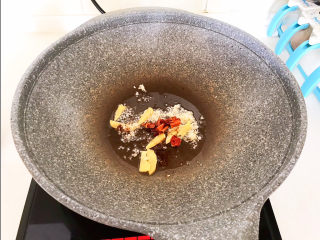 7、海带冬瓜汤,加入干红辣椒段，翻炒均匀