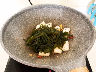 8、海带冬瓜汤,加入冬瓜和海带