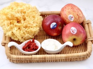 1、苹果银耳枸杞汤,首先备齐所有的食材。