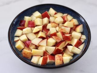 6、苹果银耳枸杞汤,用清水加点柠檬汁泡一下，这样苹果不会氧化哟。