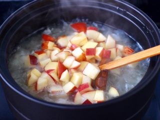 10、苹果银耳枸杞汤,再加入苹果丁煮3分钟。