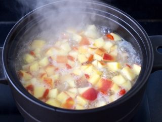 13、苹果银耳枸杞汤,看见冰糖融化后即可关火。