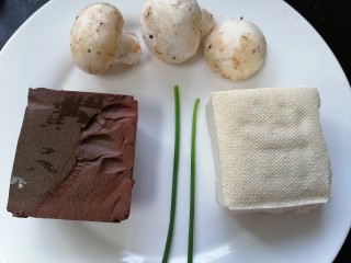 1、鸭血豆腐汤,准备好所需材料