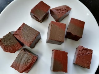 2、鸭血豆腐汤,鸭血切成块状