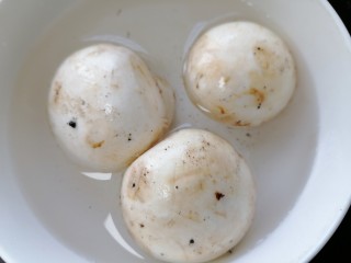 3、鸭血豆腐汤,蘑菇泡水清洗干净