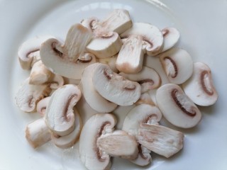 4、鸭血豆腐汤,将蘑菇切成片状