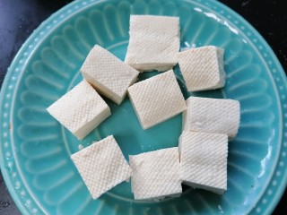 5、鸭血豆腐汤,豆腐切成小块