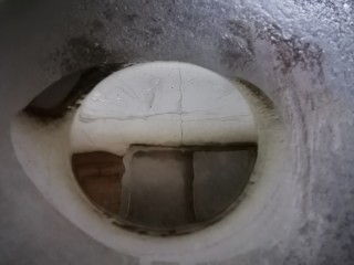 6、鸭血豆腐汤,锅内放油烧热