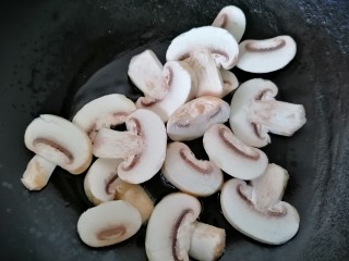 7、鸭血豆腐汤,放入蘑菇翻炒