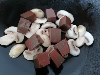 8、鸭血豆腐汤,翻炒片刻放入鸭血翻炒