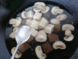 11、鸭血豆腐汤,加入一勺盐调味