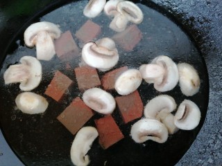 9、鸭血豆腐汤,加入适量水烧开