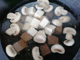 10、鸭血豆腐汤,烧开后放入豆腐