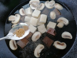 12、鸭血豆腐汤,加入少许鸡精提鲜