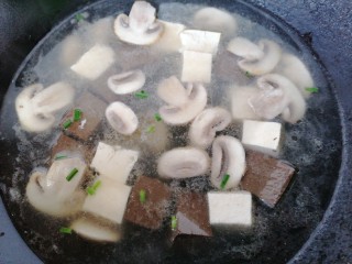 13、鸭血豆腐汤,加入葱花即可出锅