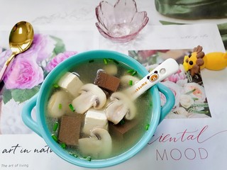 15、鸭血豆腐汤,拍上成品图，一道美味又营养的鸭血豆腐汤就完成了。