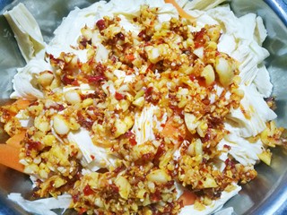 6、超级爽口的凉拌腐竹,将热油淋在腐竹上。