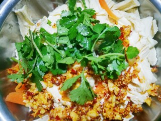 7、超级爽口的凉拌腐竹,加入香菜。