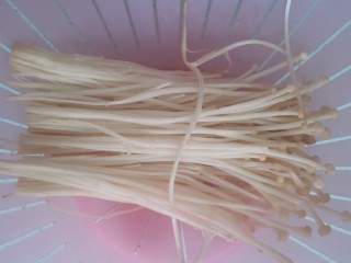 1、番茄金针菇蛋花汤,金针菇洗干净备用