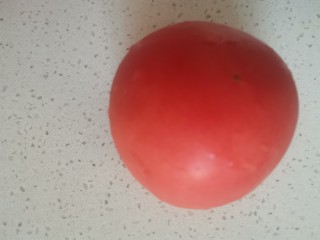 2、番茄金针菇蛋花汤,柿子一个