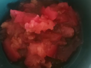 4、番茄金针菇蛋花汤,柿子不用刀切，带上一次性手套，直接抓碎到碗中，汤汁不流失