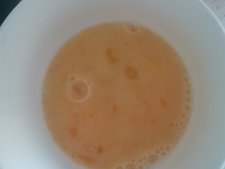 5、番茄金针菇蛋花汤,鸡蛋加水打散