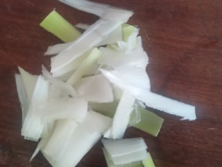 6、番茄金针菇蛋花汤,葱切好