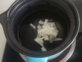 7、番茄金针菇蛋花汤,砂锅烧油加葱花