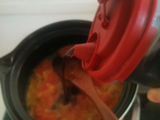 9、番茄金针菇蛋花汤,加酱油，多炒一会