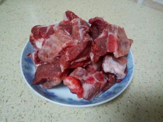 1、冬笋排骨汤,选择新鲜的排骨。
