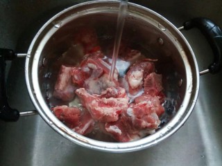 2、冬笋排骨汤,清水没过排骨浸泡去处血水。