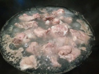 3、冬笋排骨汤,锅里加适量的清水,排骨入锅焯水、加点生姜与料酒去腥。