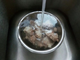 4、冬笋排骨汤,焯水过后的排骨冲洗去沫沫。