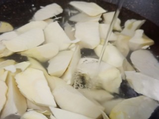 5、冬笋排骨汤,笋切滚刀块冷水下锅,加白酒一勺,水开后继续煮五分钟(去笋的涩味)捞出冲洗后沥干一下。