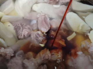 6、冬笋排骨汤,锅里加入排骨、笋、加生抽、盐与适量的清水。