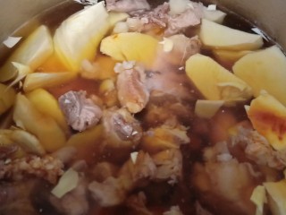 7、冬笋排骨汤,再加一勺料酒。