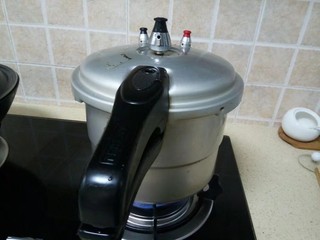 8、冬笋排骨汤,高压锅开大火煮10分钟。