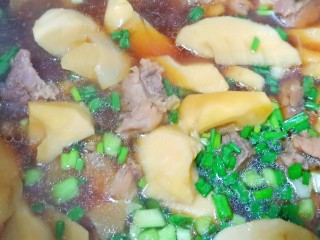 9、冬笋排骨汤,起锅前加点葱花提香。