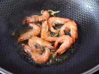 6、蘑菇海虾汤,小火慢慢煎至红色,海虾煎出红油后盛出备用。