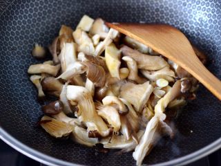 7、蘑菇海虾汤,用煎虾的油先爆香葱姜丝后,放入蘑菇。