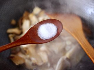 9、蘑菇海虾汤,再根据个人口味,加入适量的盐调味。