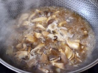 12、蘑菇海虾汤,锅中倒入适量的清水煮沸后。