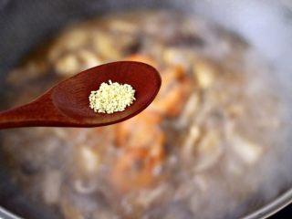 14、蘑菇海虾汤,继续小火炖煮5分钟左右,看见锅中汤汁浓稠时,加入鸡精调味。