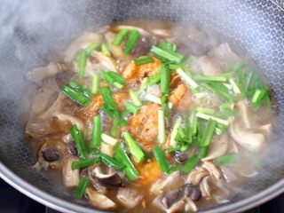 15、蘑菇海虾汤,再撒上韭菜段。